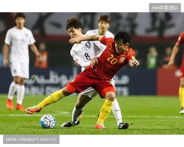 韩国队首战遭遇捷克,球队身价略处下风,洪明甫需破解对手身高优势与定位球战术。 韩国队首战遭遇捷克,球队身价略处下风,洪明甫需破解对手身高优势与定位球战术。